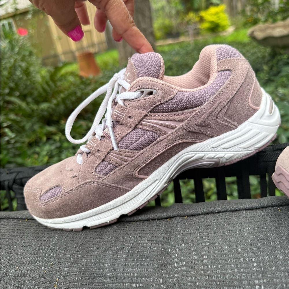 Like New! Vionic Walker Classic Walking Shoes Mau… - image 5